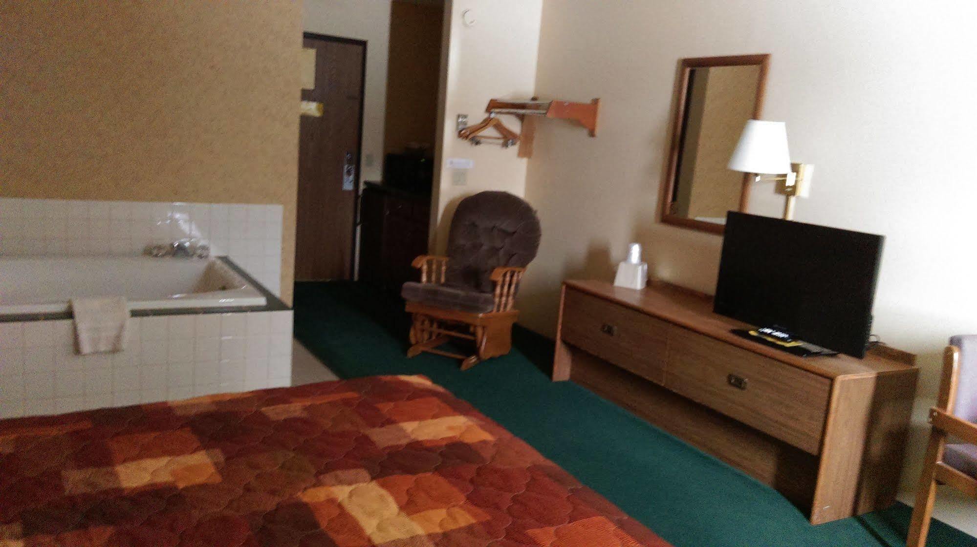 Mcquoid'S Inn And Event Center Isle エクステリア 写真
