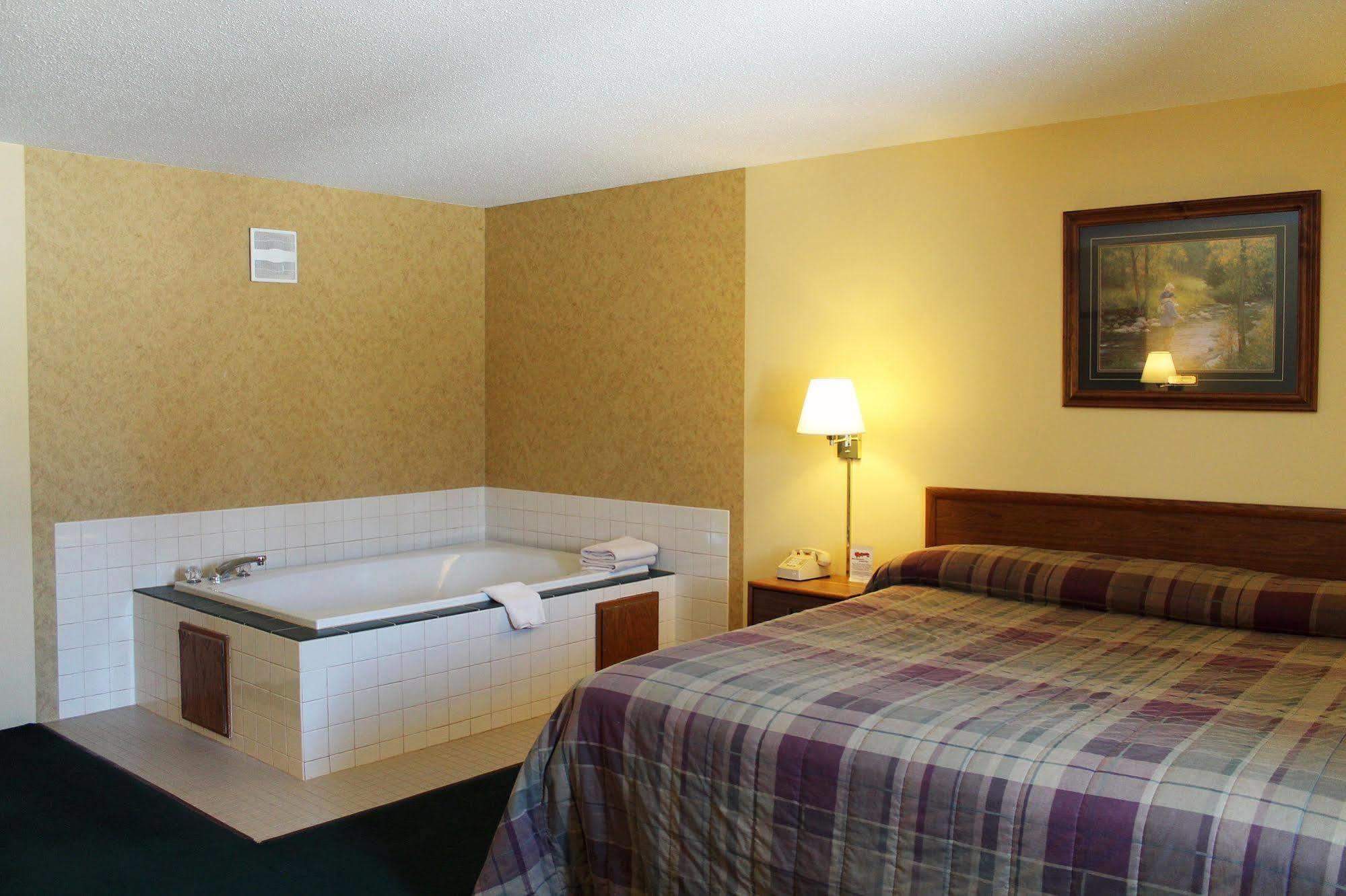 Mcquoid'S Inn And Event Center Isle エクステリア 写真