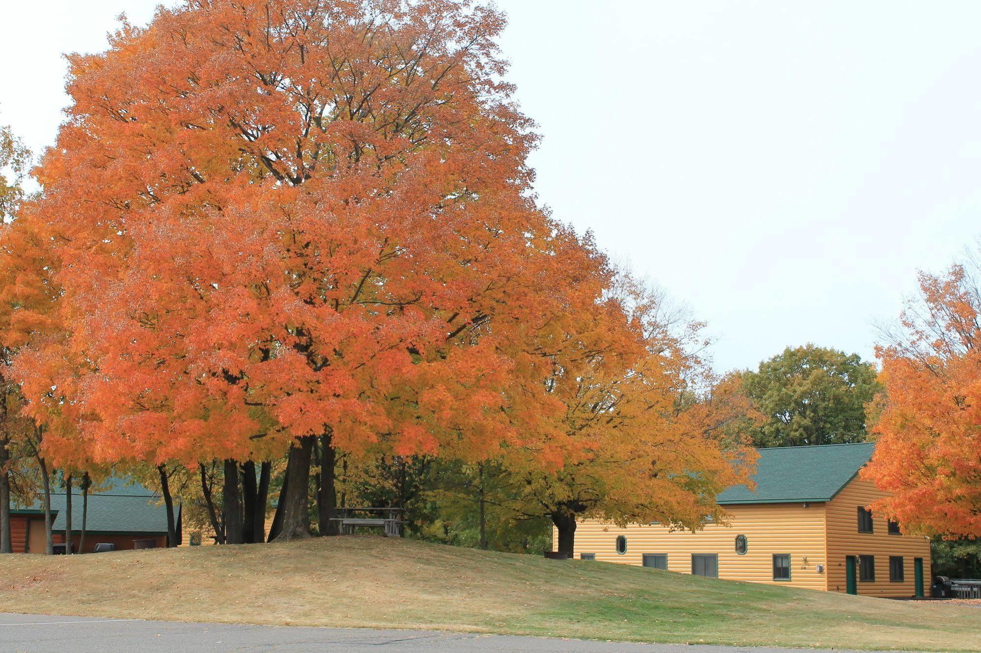Mcquoid'S Inn And Event Center Isle エクステリア 写真